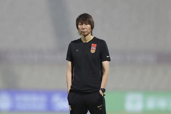 在丈夫面前弄湿股沟的妻子